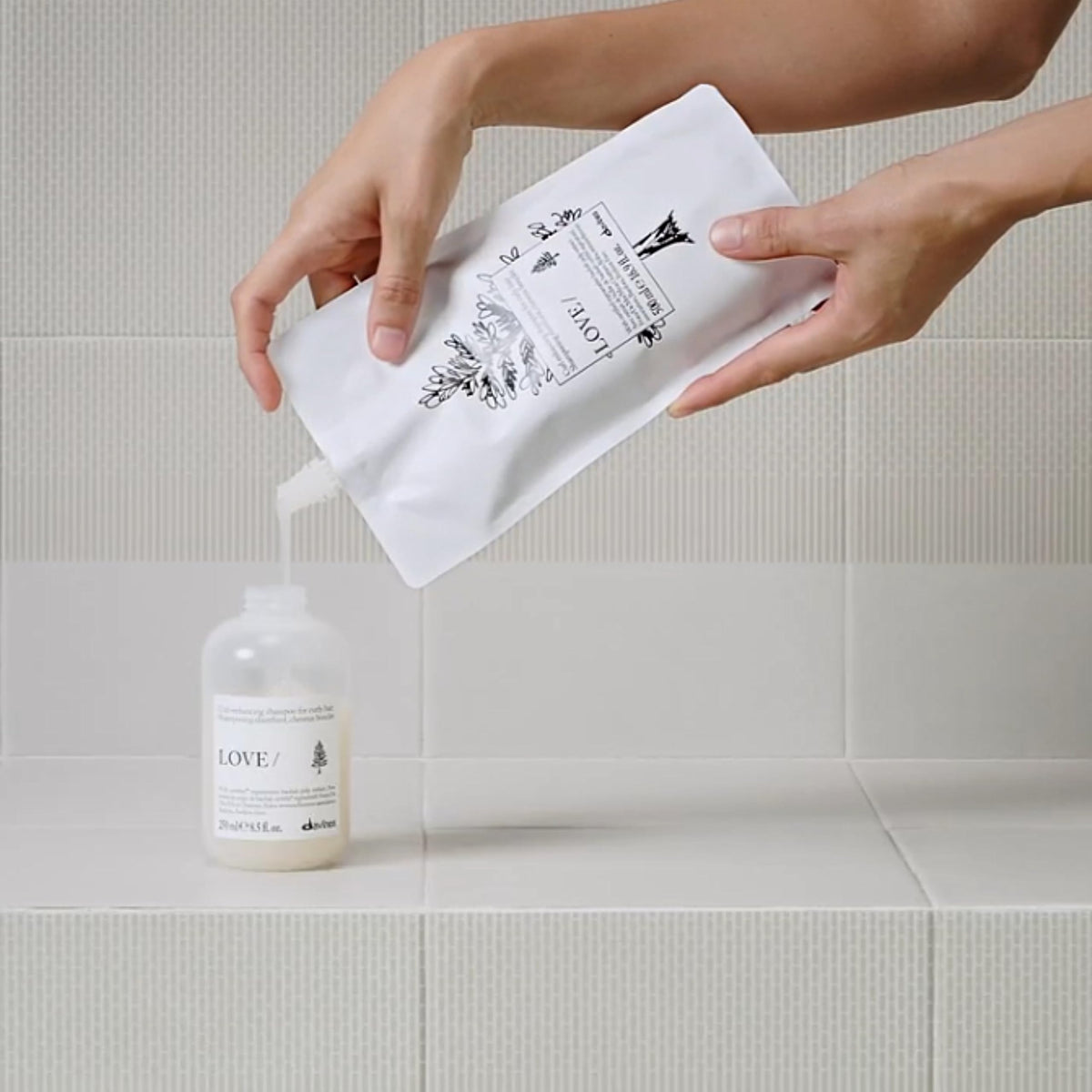 Gray Davines LOVE CURL/Shampoo To Lock In Moisture For Curly Hair Refill Size