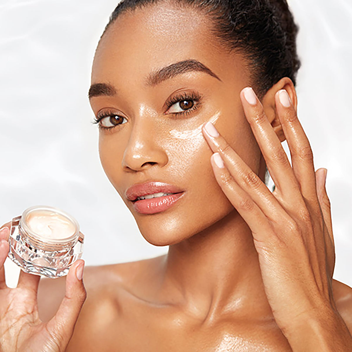 White Smoke Charlotte Tilbury Magic Eye Rescue - Smoothing & Hydrating Under Eye Cream