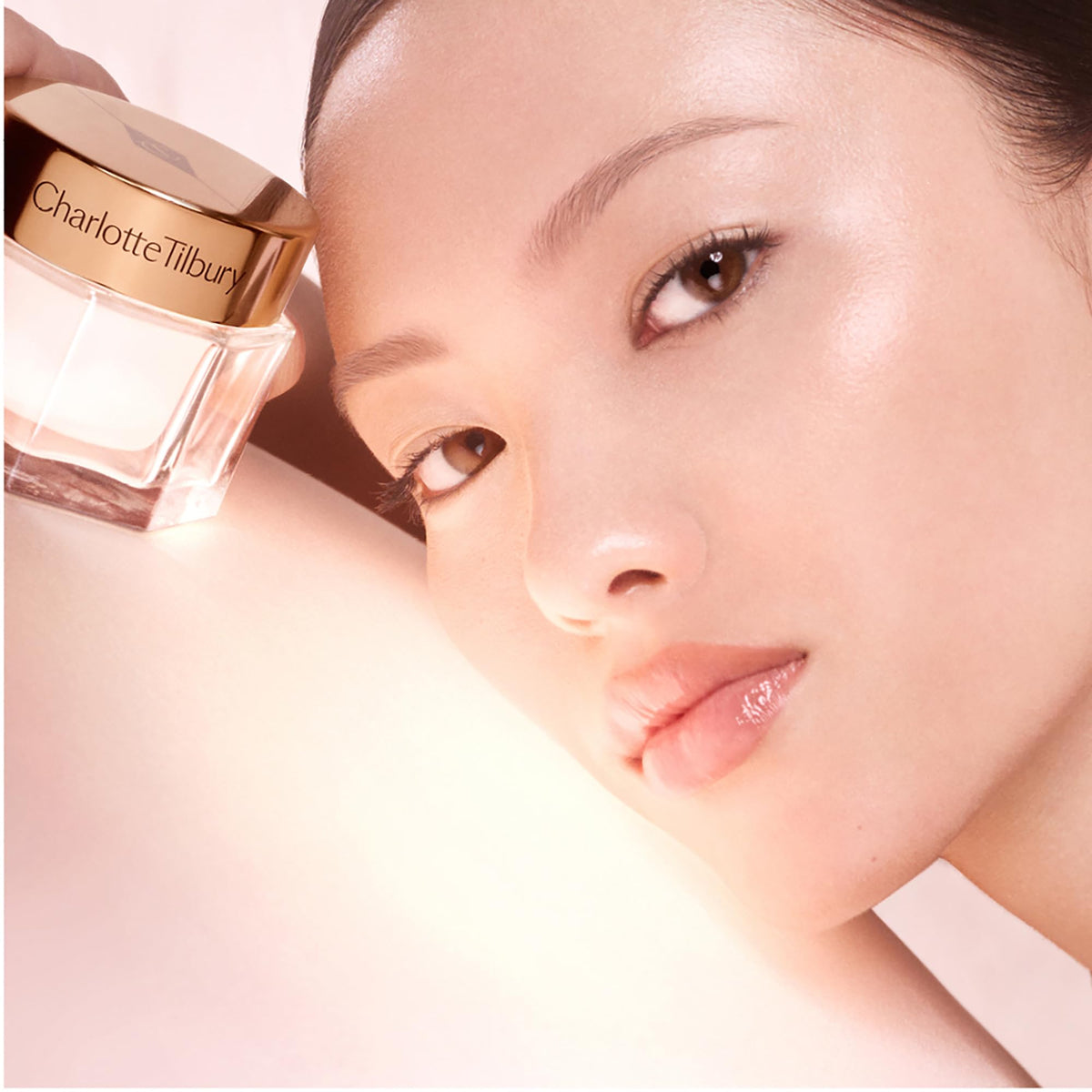 Peach Puff Charlotte Tilbury Magic Cream Face Moisturizer - Firming & Hydrating Face Cream to Create a Smoother-Looking Base for Makeup - Enriched with Vitamins C & E, Peptide Complex & Hyaluronic Acid