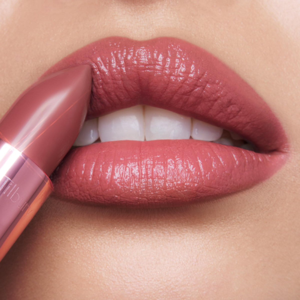 Tan Charlotte Tilbury K.I.S.S.I.N.G Lipstick