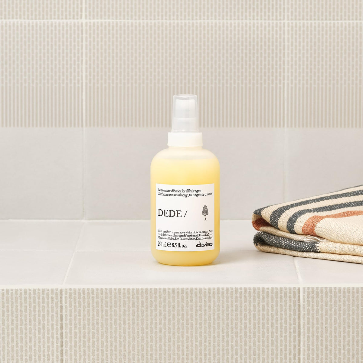 Light Gray Davines DEDE/Leave-In Conditioner Daily Hydrating Mist For All Hair Types