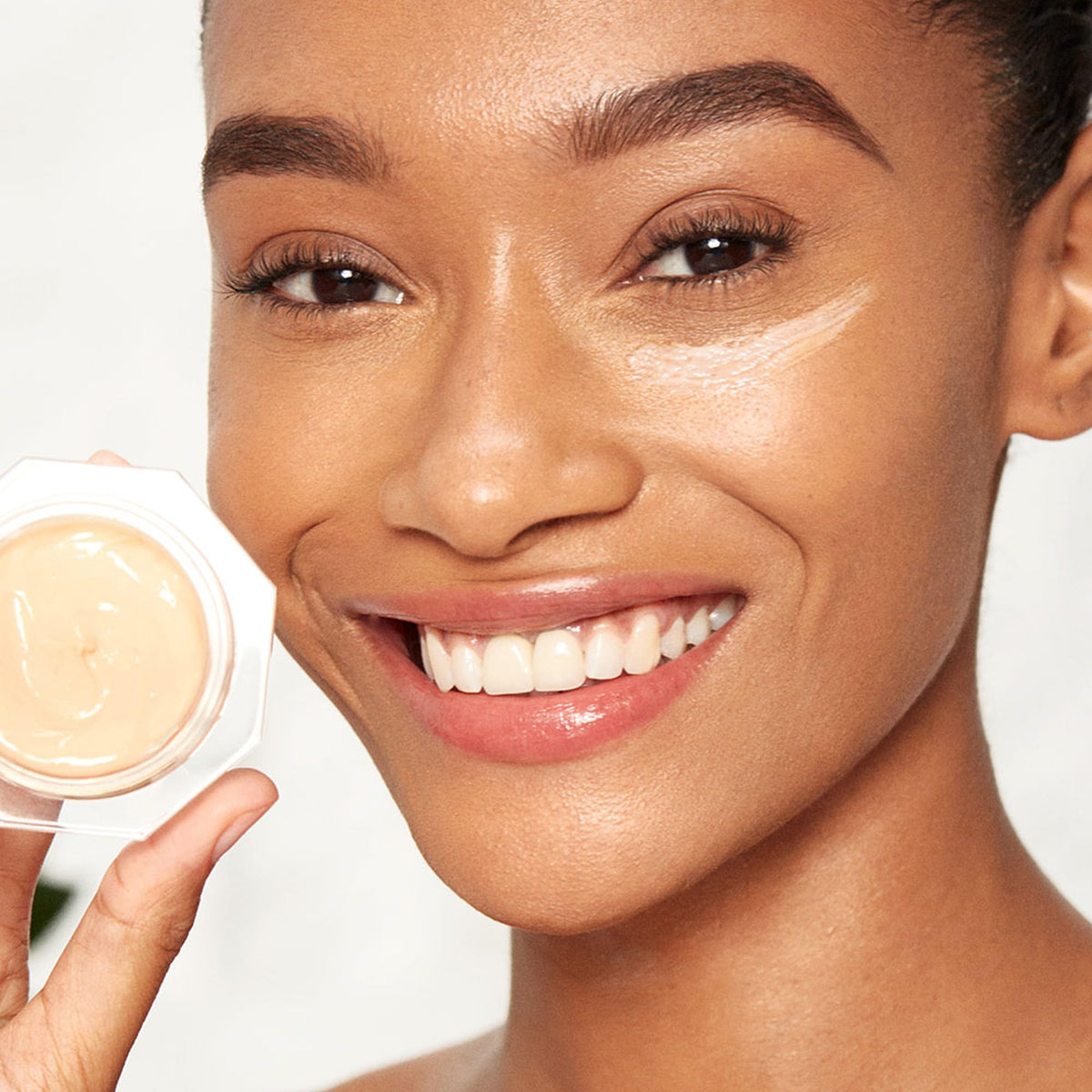 Seashell Charlotte Tilbury Magic Eye Rescue - Smoothing & Hydrating Under Eye Cream