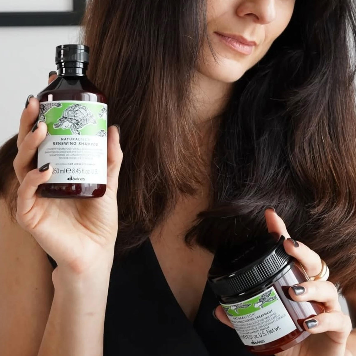 Black NATURALTECH RENEWING Shampoo
