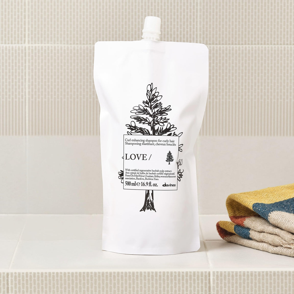 Light Gray Davines LOVE CURL/Shampoo To Lock In Moisture For Curly Hair Refill Size