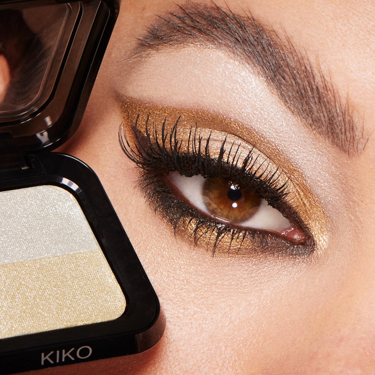 Light Pink Kiko Milano Bright Duo Eyeshadow, 01 Metallic White and True Gold