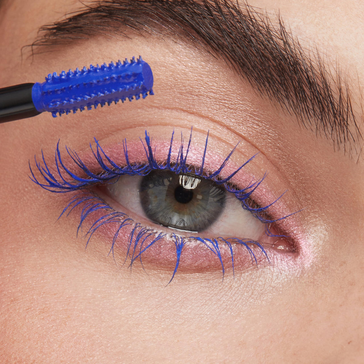 Tan KIKO Milano Maxi Mod Colour Mascara, 01 Electric Blue