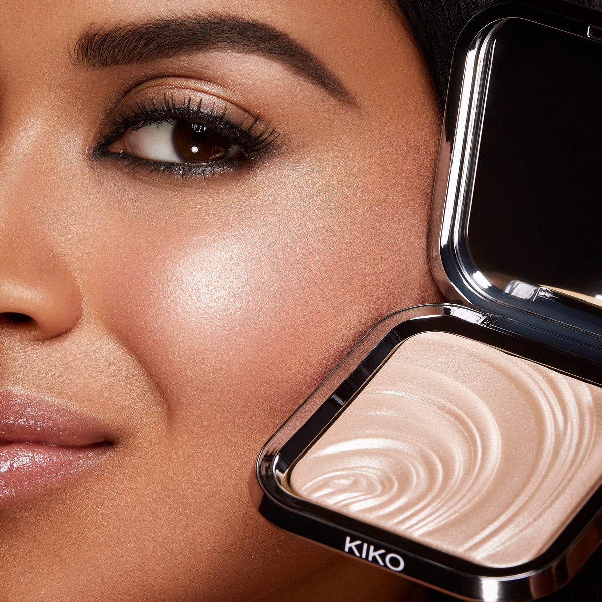Black KIKO Milano Glow Fusion Intense Powder Highlighter